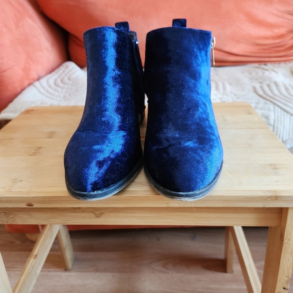 Bamboo size 5.5 velvet boots with gold zippers - Picture 5 of 5